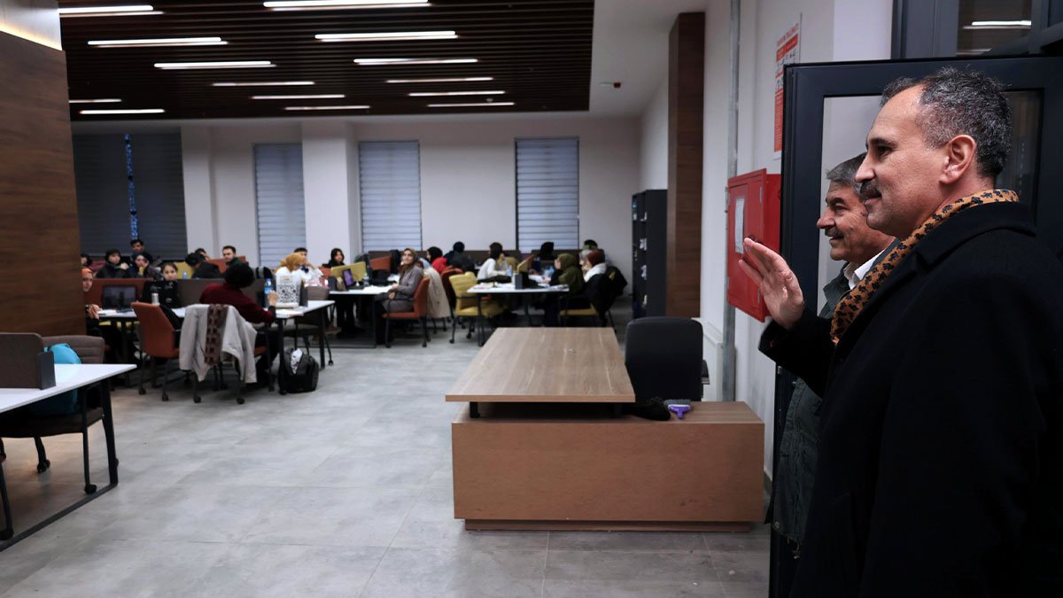 Vali Bozkurt Patnos’ta çalışmaları yerinde inceledi, öğrenciler ve esnafla buluştu