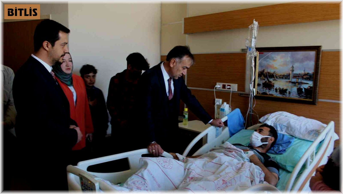 Vali Çağatay'dan operasyonda yaralanan korucuya ziyaret