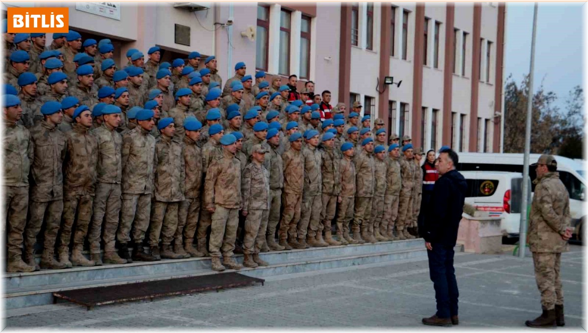 Vali Çağatay, deprem bölgesinde bulunan jandarmaya teşekkür etti