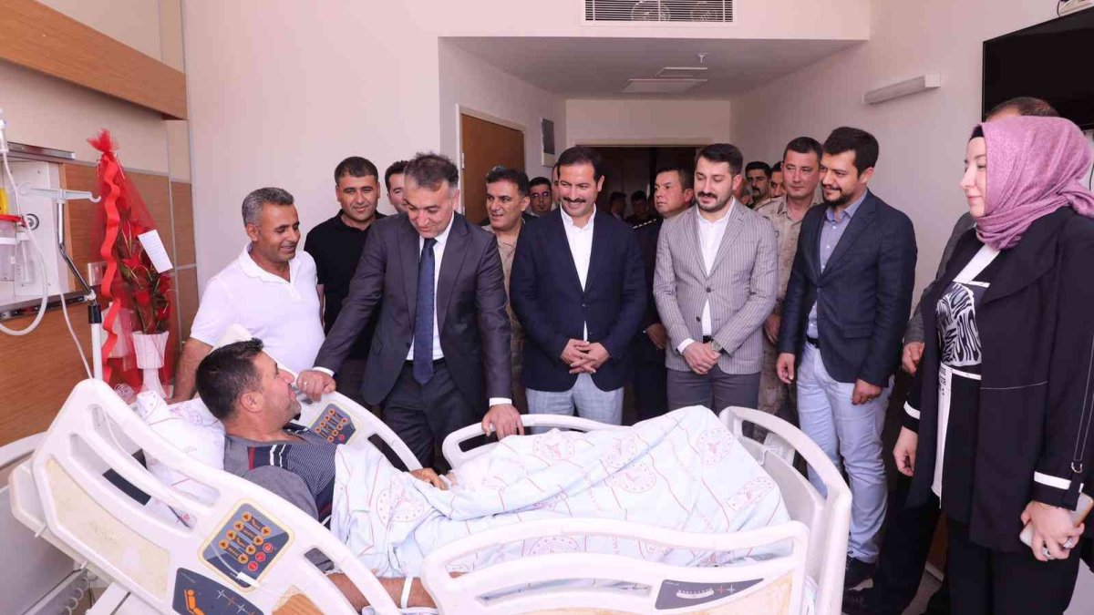 Vali Çağatay operasyonda yaralanan güvenlik korucusunu ziyaret etti