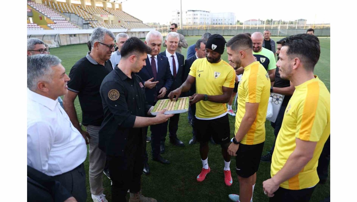 Vali Çakır, Muşspor'un antrenmanını izledi ve takıma destek çağrısı yaptı