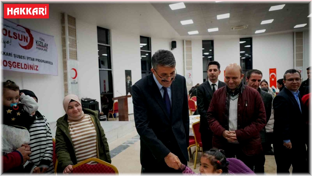 Vali Çelik, ailelerle iftar yemeğinde bir araya geldi