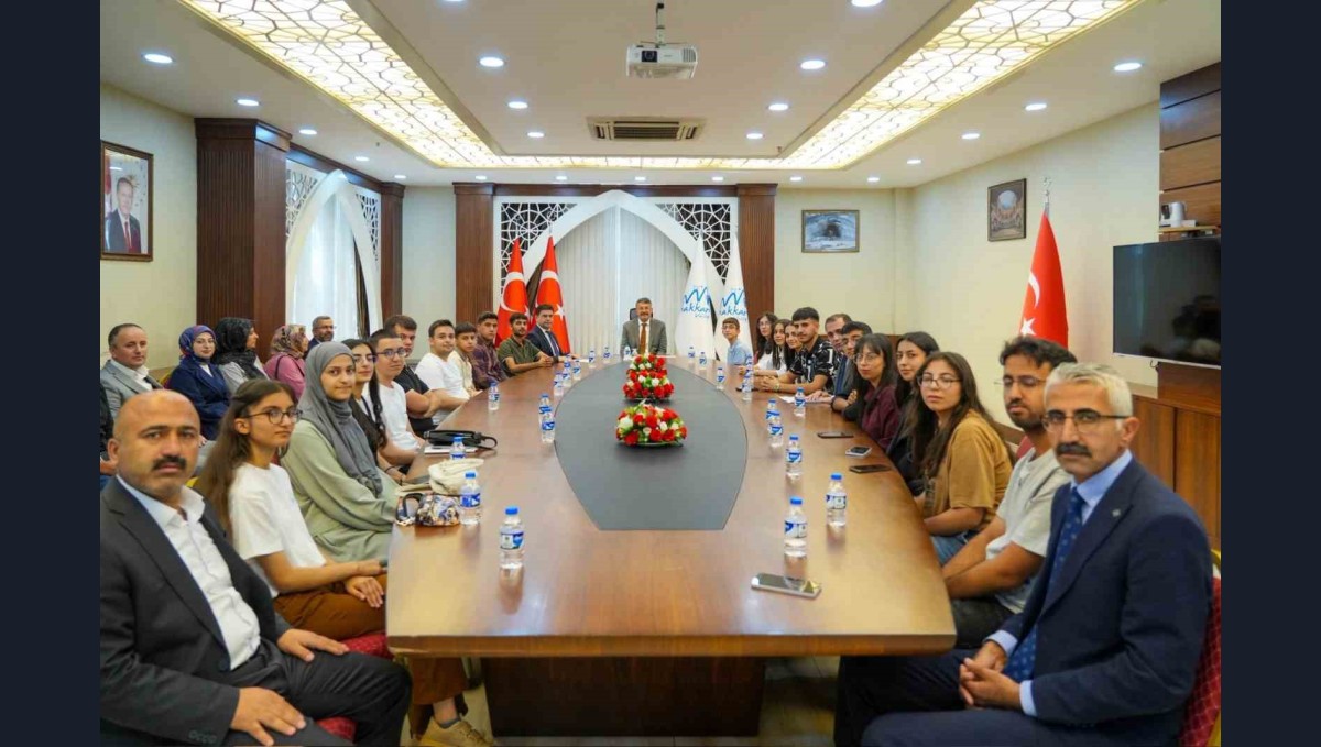 Vali Çelik başarılı öğrencileri kabul etti