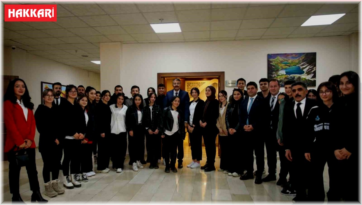 Vali Çelik "Çanakkale gezisinde dönen öğrencileri kabul etti"