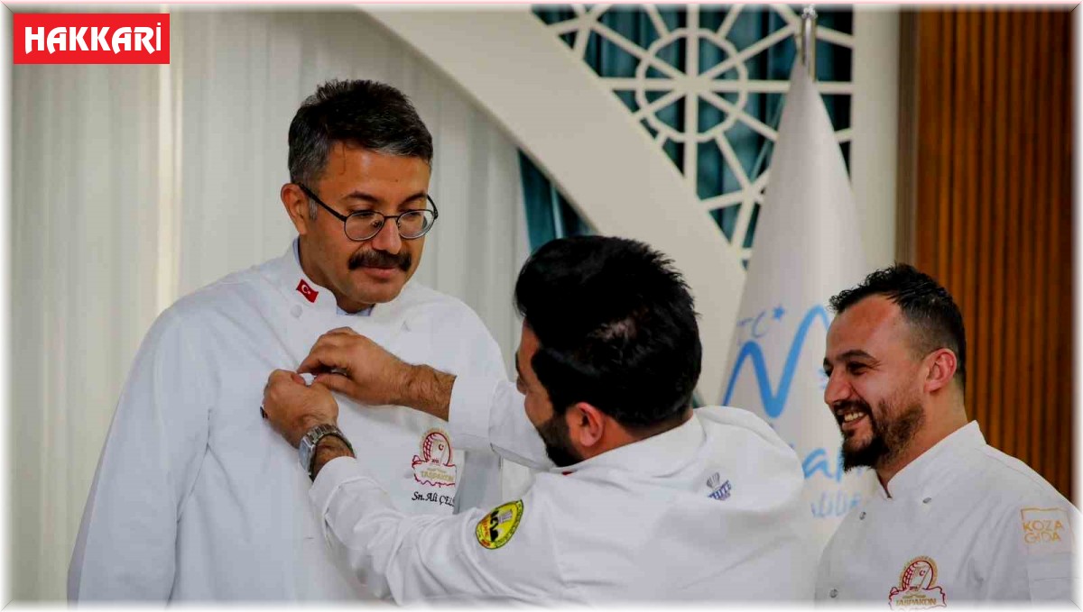 Vali Çelik'e "Şef önlüğü takdim ettiler"