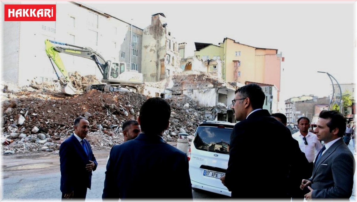 Vali Çelik, eski öğretmen evi yıkımında inceleme yaptı