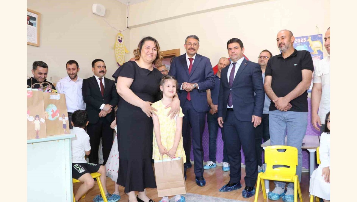 Vali Çelik, karne heyecanına ortak oldu