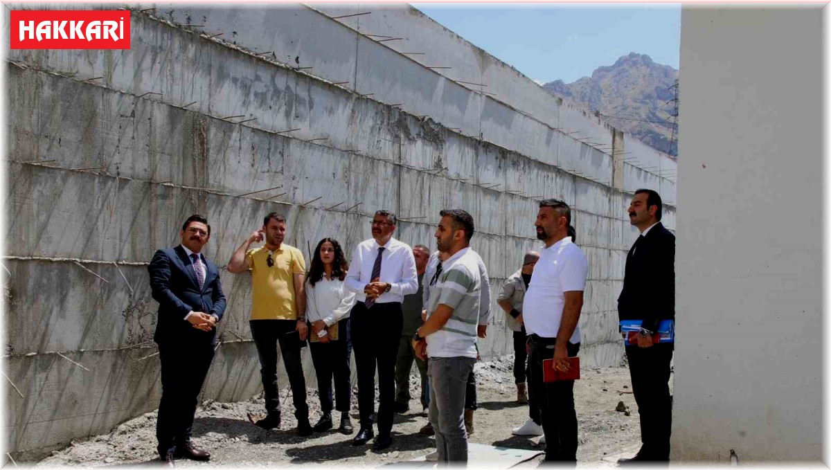 Vali Çelik, mezbahane ve hayvan barınağı inşaatında incelemelerde bulundu