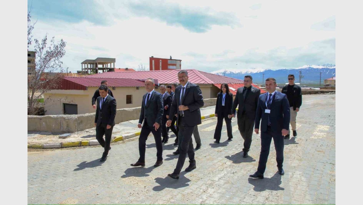 Vali Çelik sağlık çalışanlarını dinledi