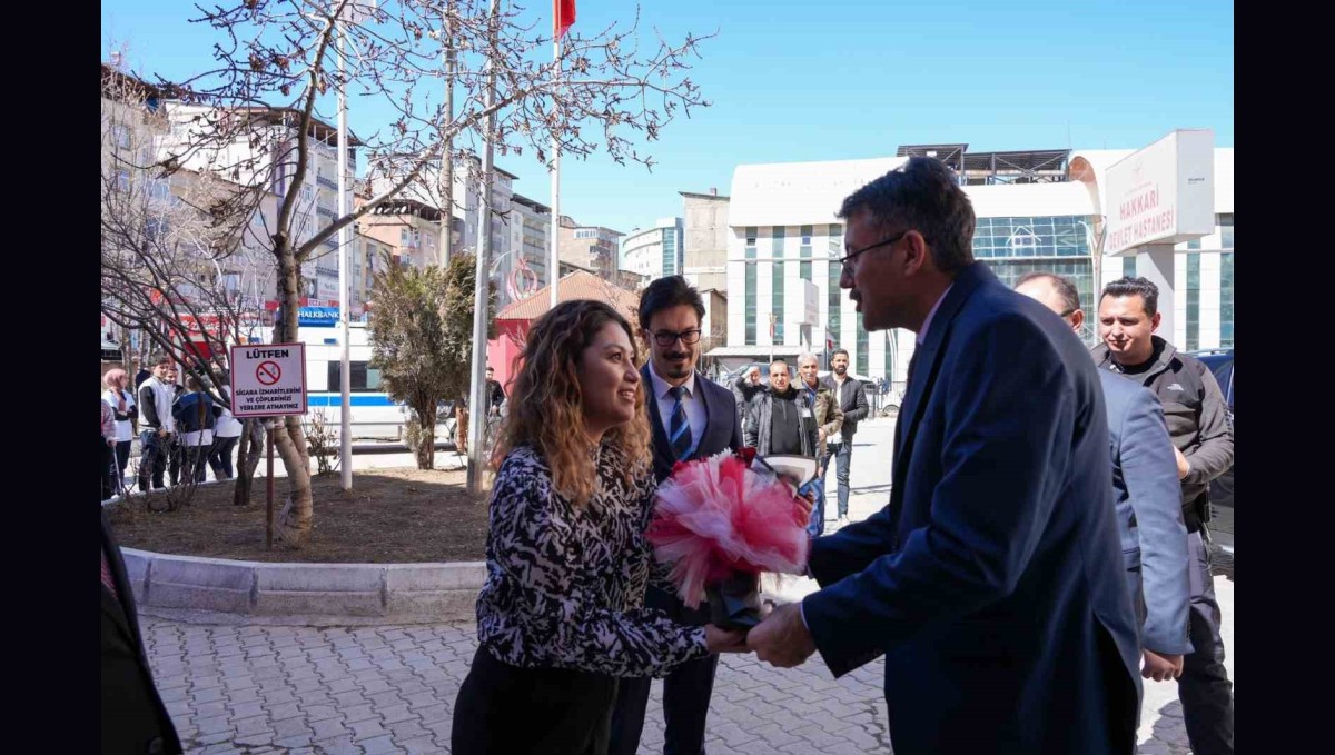 Vali Çelik'ten Hakkâri Devlet Hastanesine tıp bayramı ziyareti