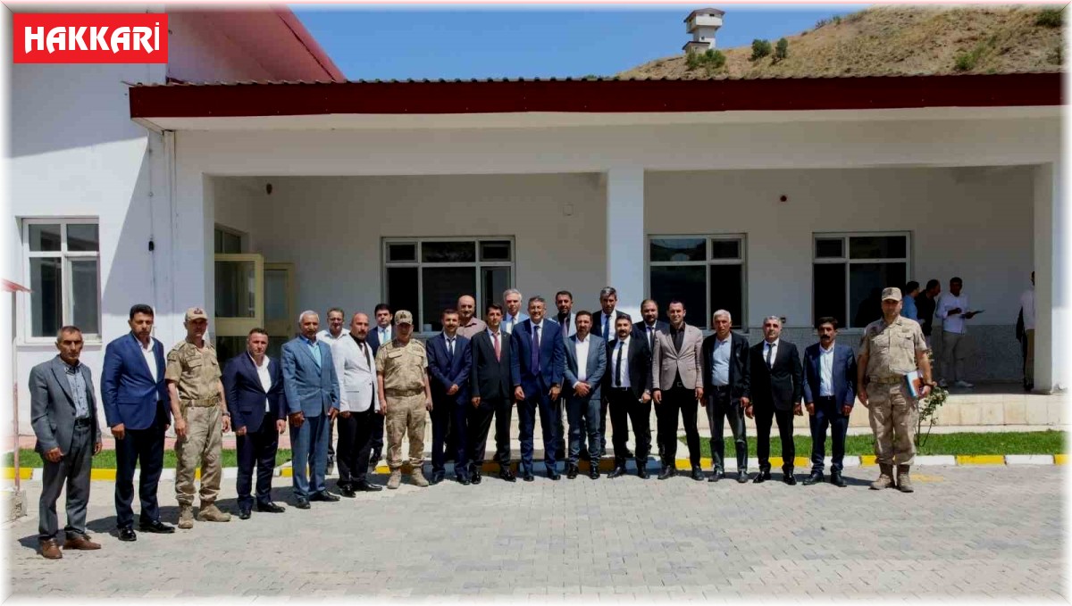 Vali Çelik, Yüksekova'da muhtarların sorunlarını dinledi