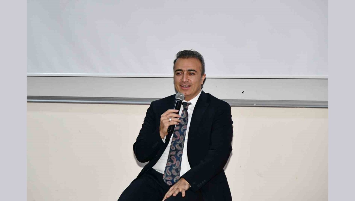 Vali Çiçek, Ardahan Üniversitesi'nde söyleşi programına katıldı