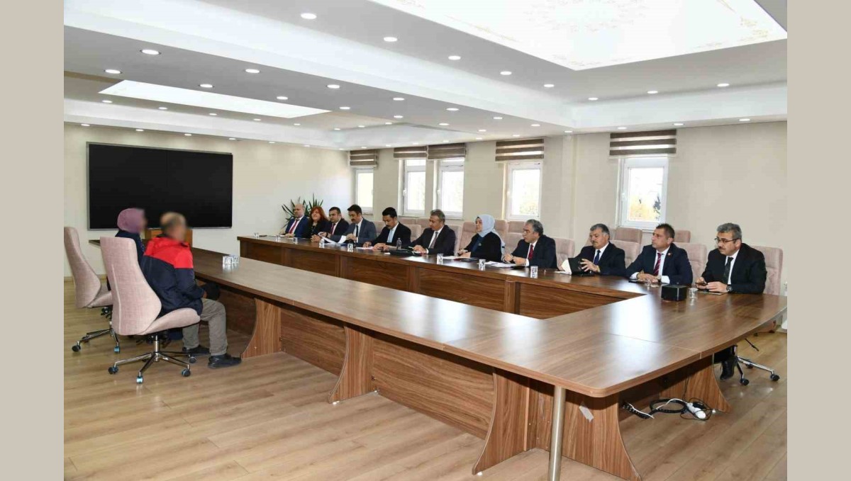 Vali Çiçek, halk gününde talepleri dinledi