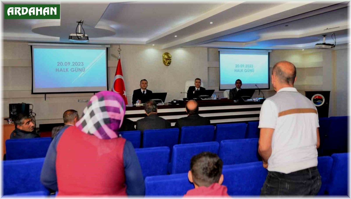 Vali Çiçek, halk gününde vatandaşları dinledi