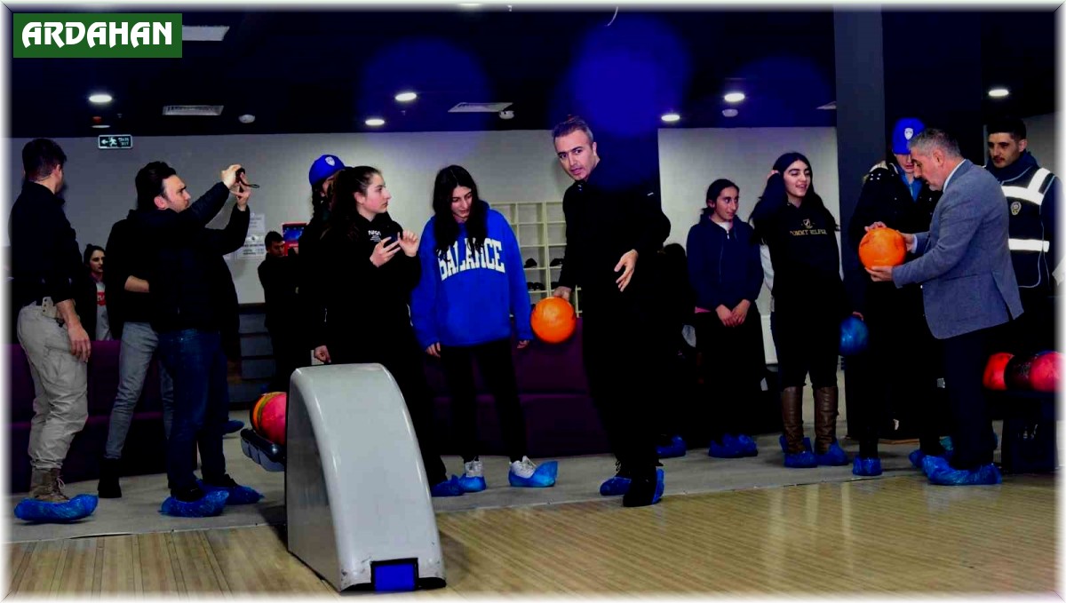 Vali Çiçek öğrencilerle bowling oynadı