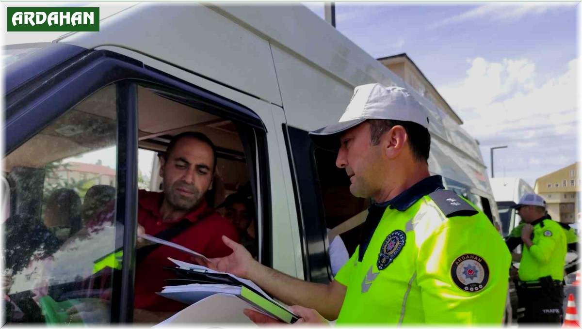 Vali Çiçek, okul servislerine yönelik denetimlere katıldı