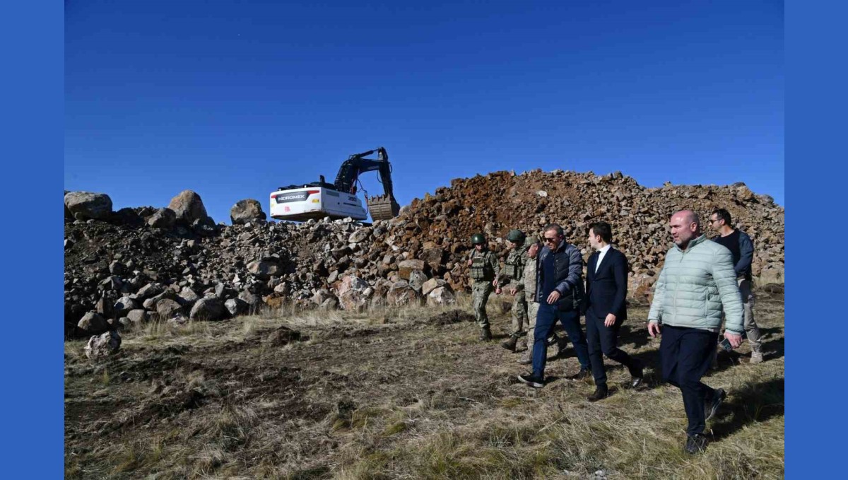 Vali Çiçek sınır bölgesinde incelemelerde bulundu