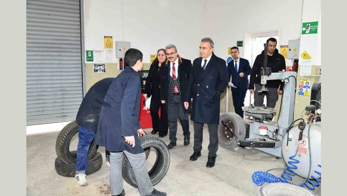 Vali Çiçek'ten okul ziyareti