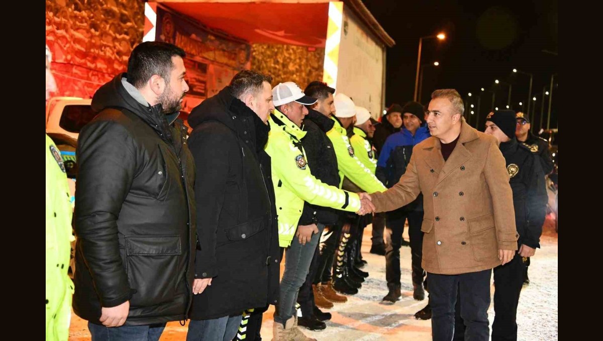 Vali Çiçek, yılbaşında görevli jandarma, polis ve sağlıkçıları ziyaret etti