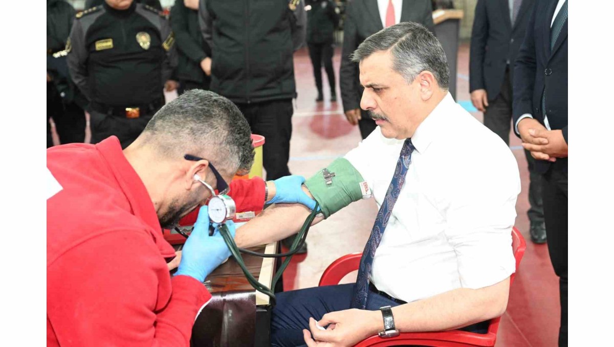 Vali Çiftçi 45'inci kez kan bağışında bulundu