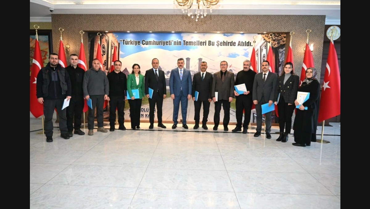 Vali Çiftçi başarılı personelleri unutmadı