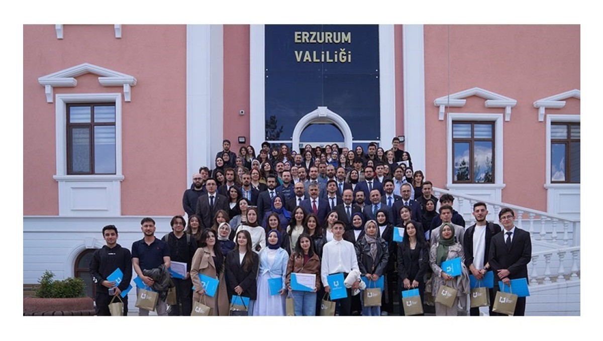 Vali Çiftçi'den Palandöken Ekonomi Forumu'nda görev alan ETÜ'lülere jest