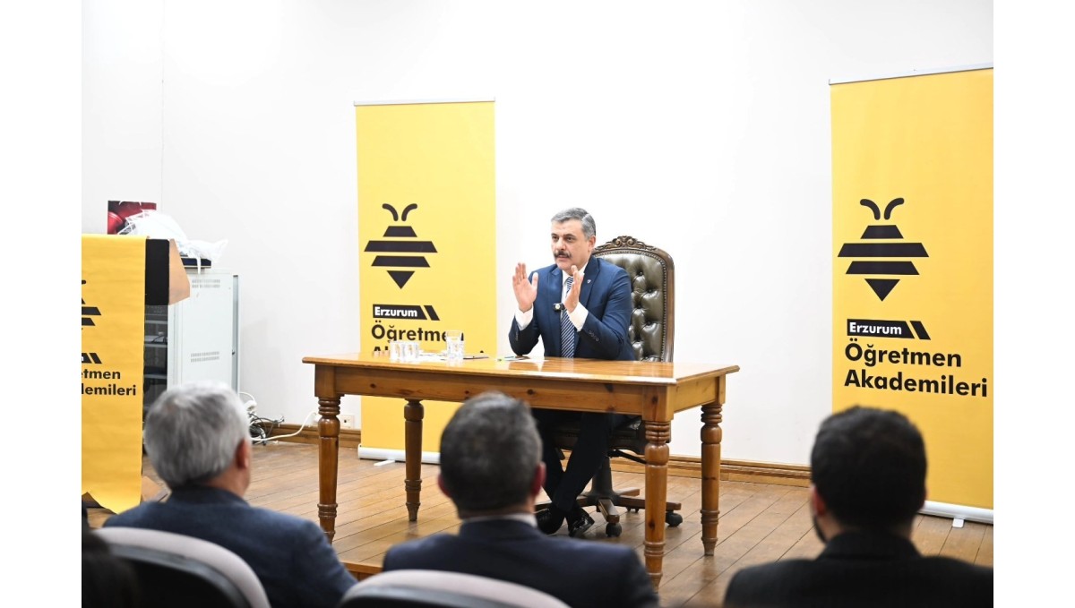 Vali Çiftçi deneyimlerini öğretmenlerle paylaştı