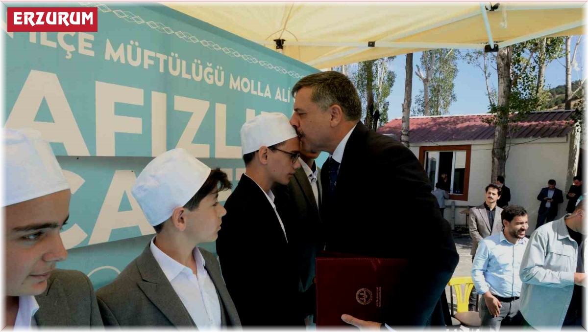 Vali Çiftçi, genç hâfızların alnından öperek, kendilerini tebrik etti