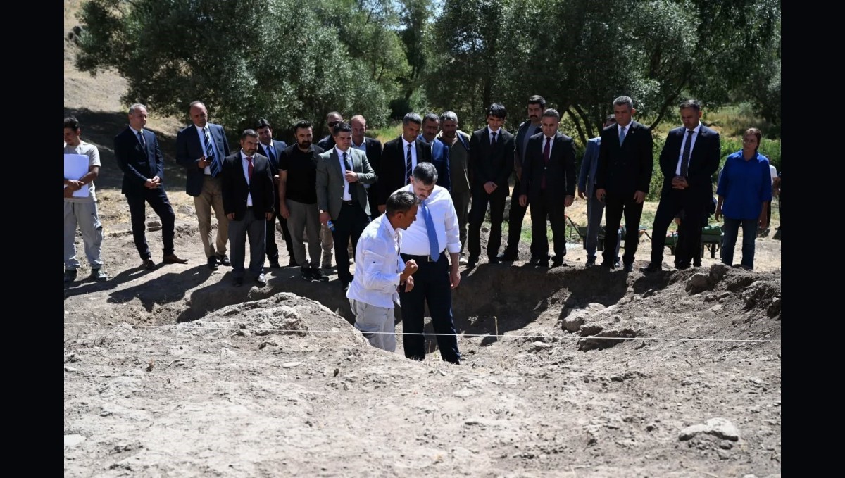 Vali Çiftçi, Hınıs Parmaksız Kale Höyüğü'nde incelemelerde bulundu