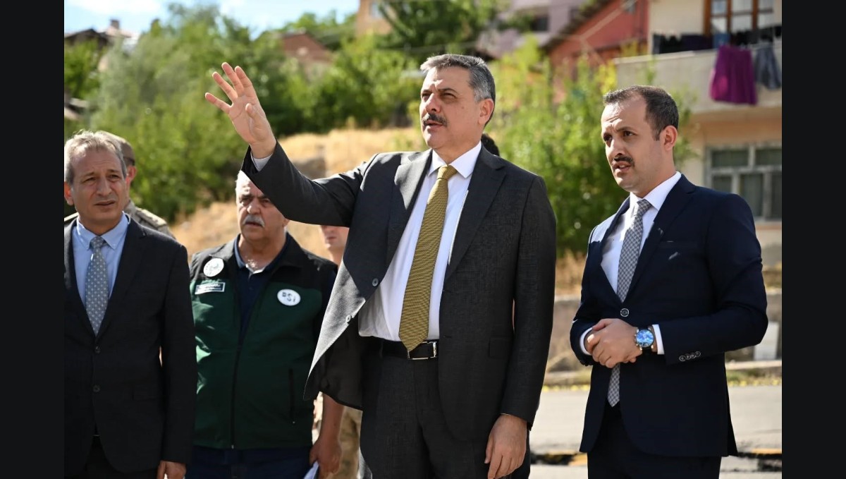 Vali Çiftçi, İspir'de heyelan bölgesinde incelemelerde bulundu