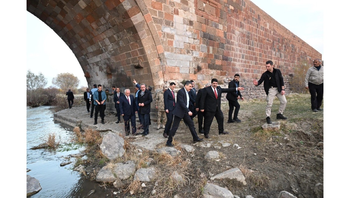 Vali Çiftçi, Köprüköy'de incelemelerde bulundu