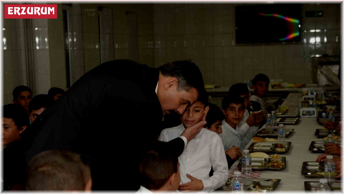 Vali Çiftçi Kur'an Kursu'nda çocuklarla yemek yedi