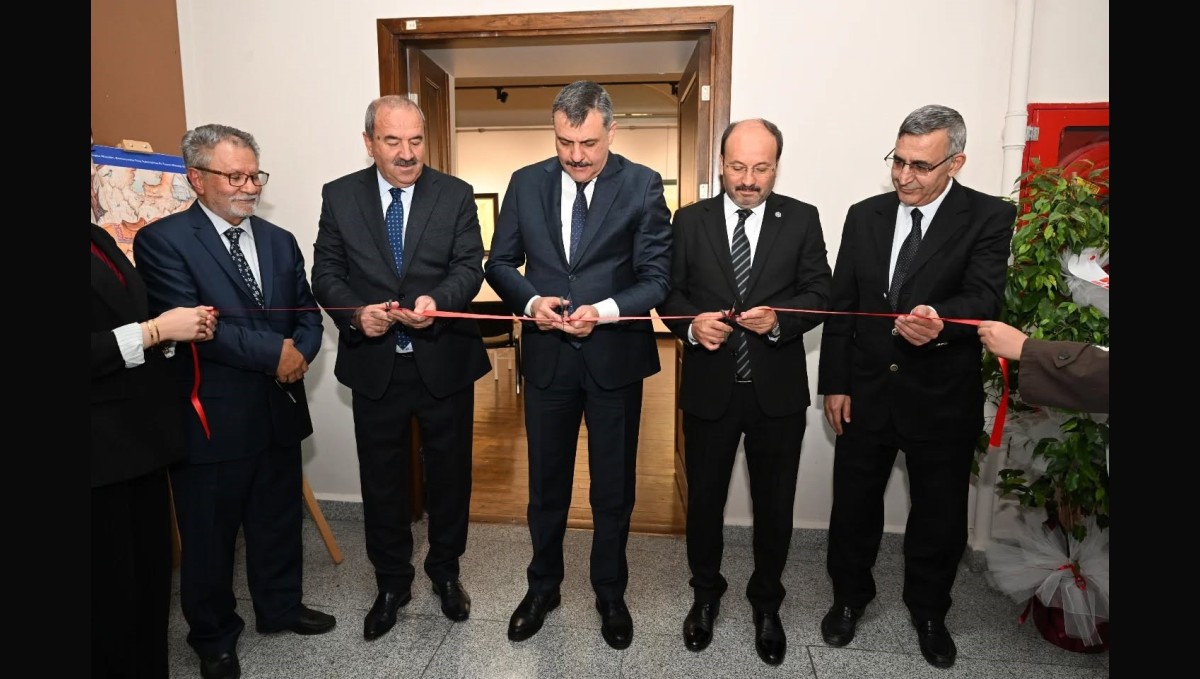 Vali Çiftçi, Müzehhip Sadrettin Er'in kişisel sergisini gezdi