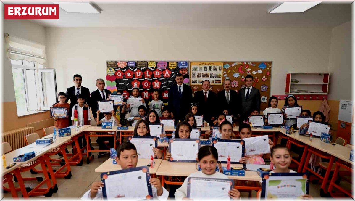 Vali Çiftçi öğrencilere karne dağıttı, velilere mesaj verdi