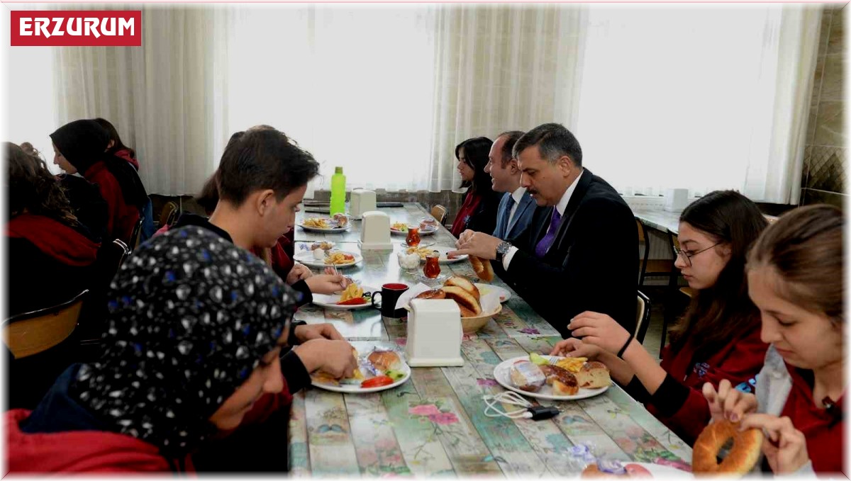 Vali Çiftçi öğrencilerle sabah kahvaltısında buluştu