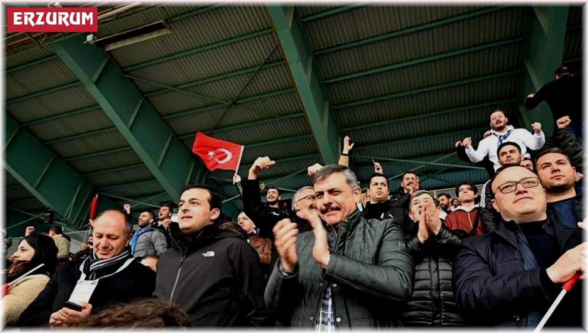 Vali Çiftçi öğrencilerle tribünde maç izledi