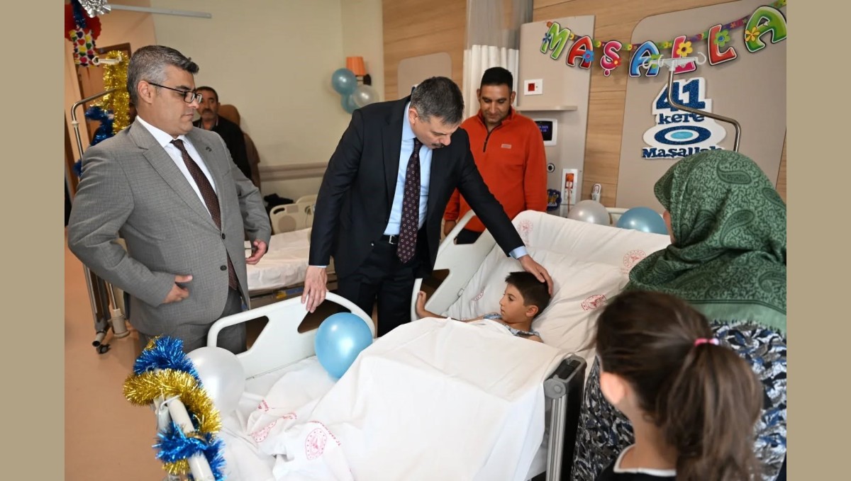 Vali Çiftçi sünnet olan çocuklara hastanede ziyaret etti