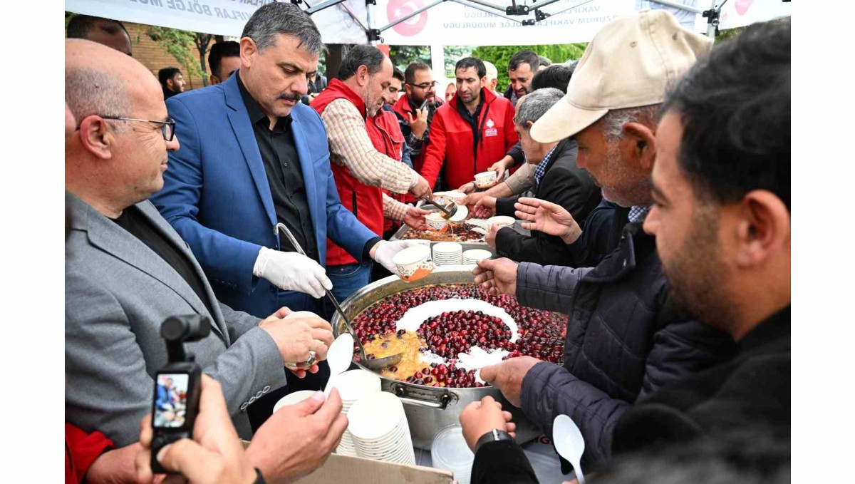 Vali Çiftçi vatandaşlara aşure dağıttı