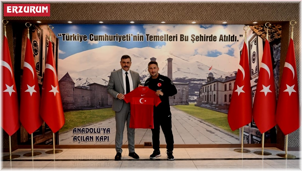 Vali Çiftçi'ye milli takım forması hediye etti