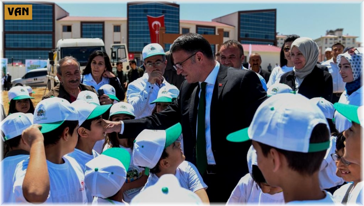 Vali Dr. Ozan Balcı öğrencilerle fidan dikti