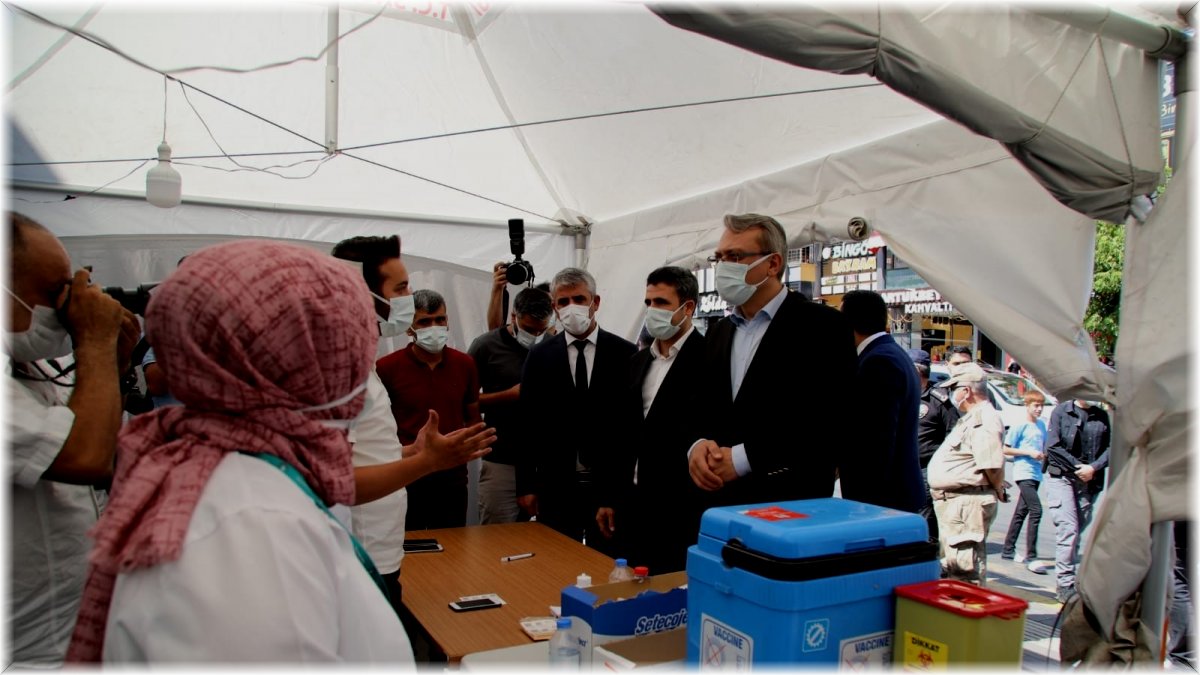 Vali Ekinci, aşı uygulama noktasında vatandaşlarla bir araya geldi