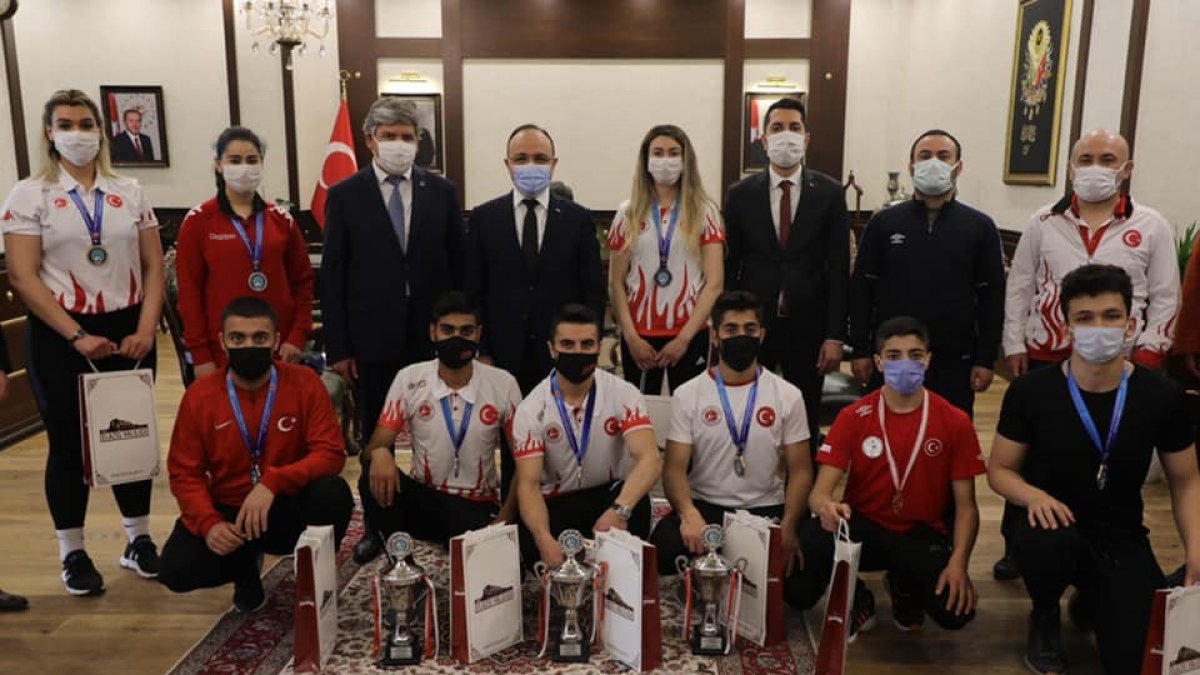 Vali Erkaya Yırık, derecelerle dönen sporcuları ağırladı