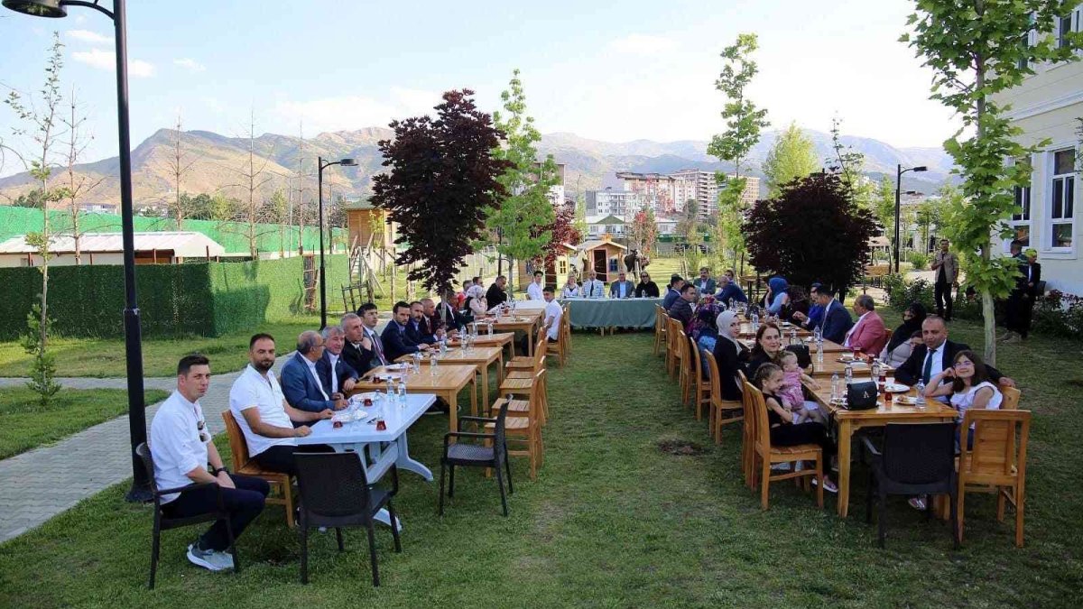 Vali Gündüzöz, halkın konağında halkla bayramlaştı