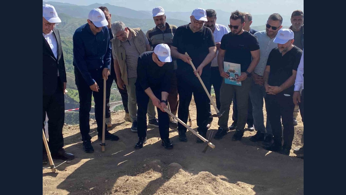 Vali Hatipoğlu, 3 bin yıllık tarihi Palu Kalesi için ilk kazmayı vurdu