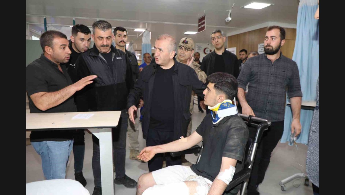 Vali Hatipoğlu midibüsün devrildiği kazada yaralıları ziyaret etti