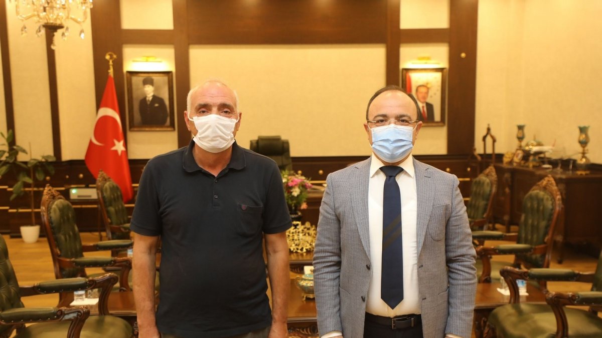 Vali istedi muhtar sigarayı bırakmak için söz verdi