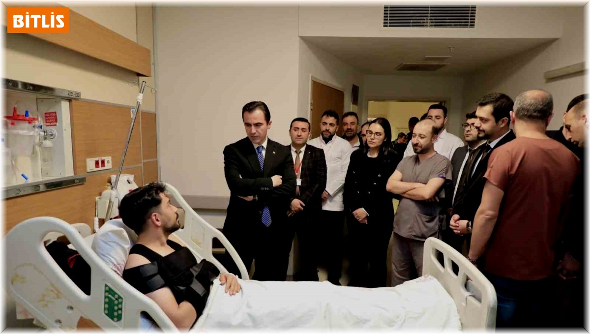 Vali Karakaya kazada yaralanan sağlık çalışanları ve vatandaşları ziyaret etti