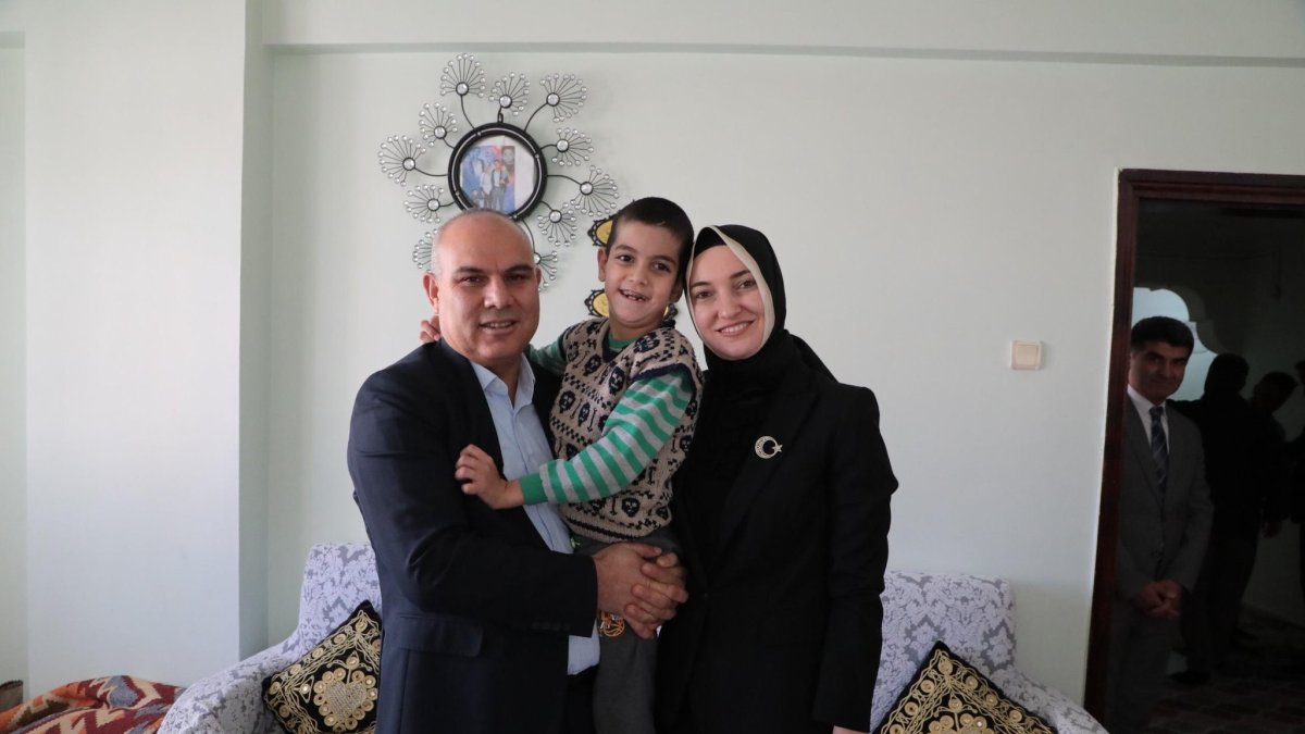 Vali Koç ve eşinden serebral palsi hastasına ziyaret