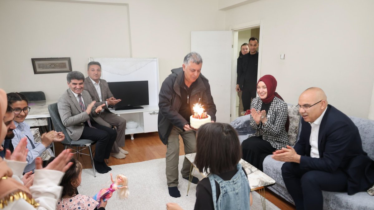 Vali Koç’tan özel gereksinimli Ebrar Koçyiğit'e doğum günü ziyareti