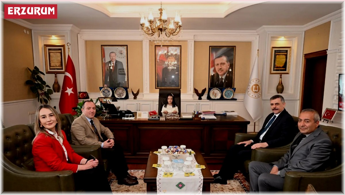 Vali koltuğuna oturdu; zekâ ve drama oyunları istedi